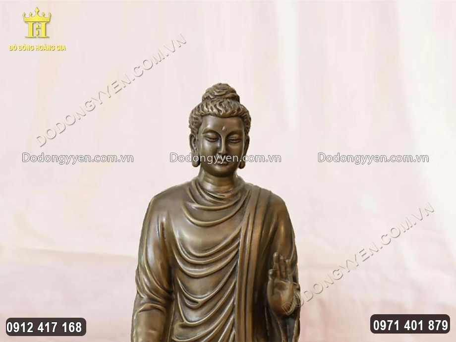 Từng đường nét chạm khắc trên bức tượng được chạm khắc tỉ mỉ, sắc nét